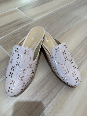 New Michael Kors Pale Pink Laser-Cut Leather Mule Slides
